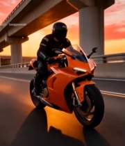  公路上骑行摩托车的骑手5688#竖屏 	 