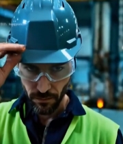  工业男性工人特写3169#竖屏 	 