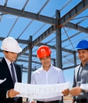  工地工程师查看建筑图纸4632#竖屏 	 