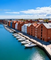  港口旁彩色建筑与停泊船只5384#竖屏 	 