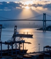  港口码头船只与桥梁日落景象4091#竖屏 	 