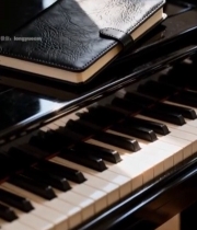  钢琴上的黑色笔记本特写958#竖屏 	 