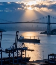 港口码头日落时分桥梁与货船1312#竖屏 	 