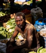  非洲男子菜市场场景176#竖屏 	 