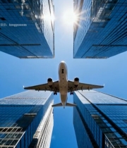  飞机飞过城市高楼间7169#竖屏 	 