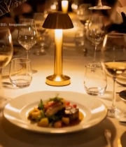  多人在餐厅用餐场景2068#竖屏 	 