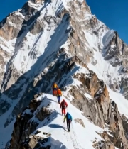  登山者攀登雪山画面579#竖屏 	 