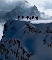  登山者攀登雪山全景(1)4413#竖屏 	 