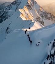  登山者攀登雪山全景2665#竖屏 	 