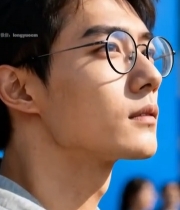 戴眼镜男士户外侧颜特写612#竖屏 	 