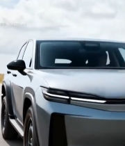  道路上汽车轮胎特写6066#竖屏 	 