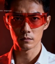  戴红色护目镜的男士特写7477#竖屏 	 