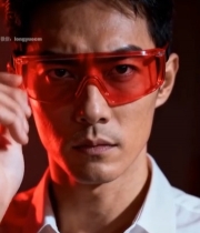  戴红色护目镜的男士特写7477#竖屏 	 