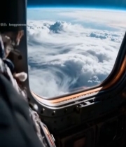  从机舱窗俯瞰云层与天空4011#竖屏 	 