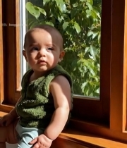  窗边坐着的婴儿51#竖屏 	 