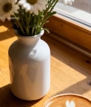  窗边花瓶鲜花与拉花咖啡素材3014#竖屏 	 