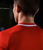  穿红球衣的男性人物特写5908#竖屏 	 