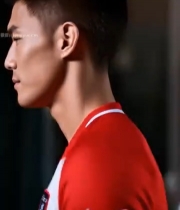  穿红球衣的男性人物特写5908#竖屏 	 