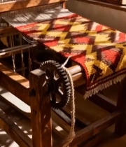  传统织布机与彩色织物2779#竖屏 	 