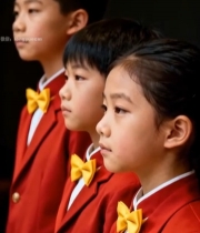  穿红制服的小学生列队4978#竖屏 	 