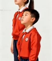  穿校服小学生抬头凝望画面4464#竖屏 	 