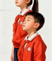  穿校服小学生抬头凝望画面4464#竖屏 	 