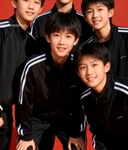  穿运动服男孩们的合影2567#竖屏 	 