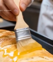  厨师给面包刷蛋液6321#竖屏 	 