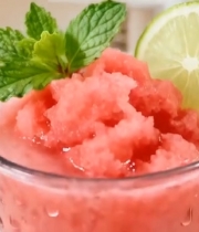  厨房内一杯西瓜果汁特写5981#竖屏 	 