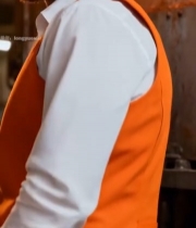  穿橙色背心的男子特写840#竖屏 	 