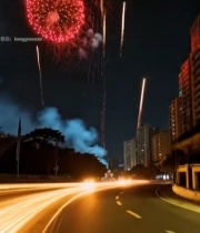  城市夜空绽放的红色烟花(1)4480#竖屏 	 