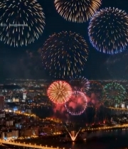  城市夜空绽放绚丽烟花4404#竖屏 	 