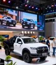  车展上的白色皮卡展示4339#竖屏 	 