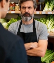  超市里店员与顾客交流画面6234#竖屏 	 