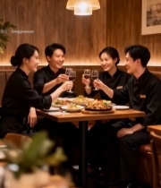  餐厅内工作人员举杯聚餐2732#竖屏 	 