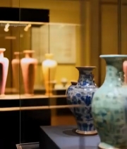  博物馆内陈列的各式瓷器889#竖屏 	 