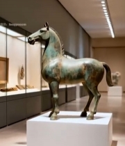  博物馆内青铜马文物展示5643#竖屏 	 