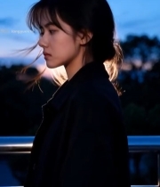  傍晚女子户外倚栏站立7101#竖屏 	 