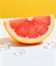  白桌黄背景上的红心柚切片940#竖屏 	 