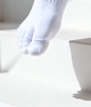  白袜子踩在台阶上特写5894#竖屏 	 