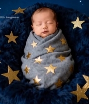  包裹在星星图案襁褓中的新生儿7681#竖屏 	 