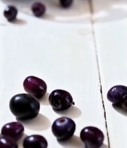  玻璃碗中盛放的紫色蓝莓5339#竖屏 	 