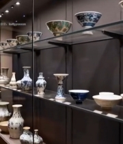  博物馆内陈列的青花瓷展品7250#竖屏 	 