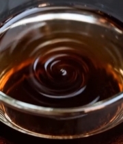 玻璃杯中的棕色液体特写3840#竖屏 	 