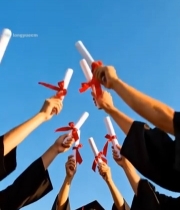  毕业生手持证书向上举起画面7172#竖屏 	 