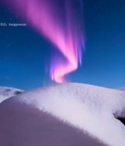  北极极光下的雪山湖泊景象6075#竖屏 	 