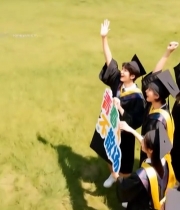  毕业生草坪欢呼合影素材7062#竖屏 	 