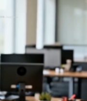  办公室内微笑的年轻女性3310#竖屏 	 